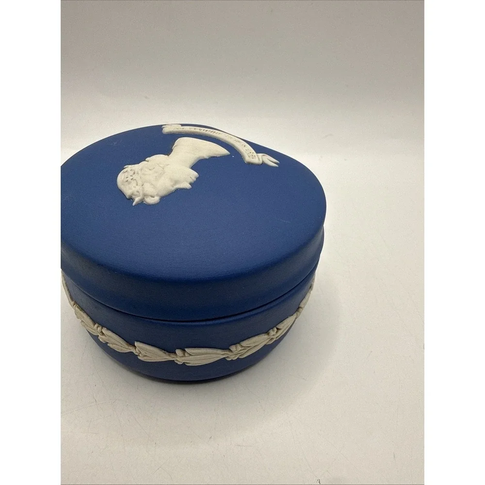 Wedgwood Jasperware 1952 Silver Jubilee Mid‎ Night Blue Jasperware Trinket Box
